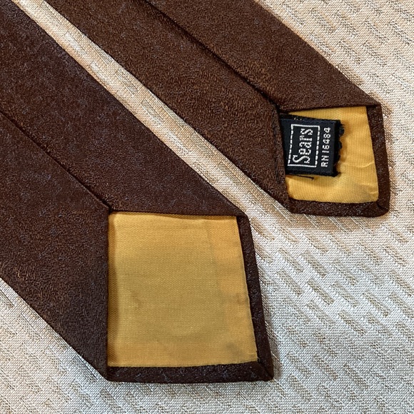 Vintage Men’s Skinny Tie - brown with subtle blue pattern and groovy emblem - Picture 5 of 7